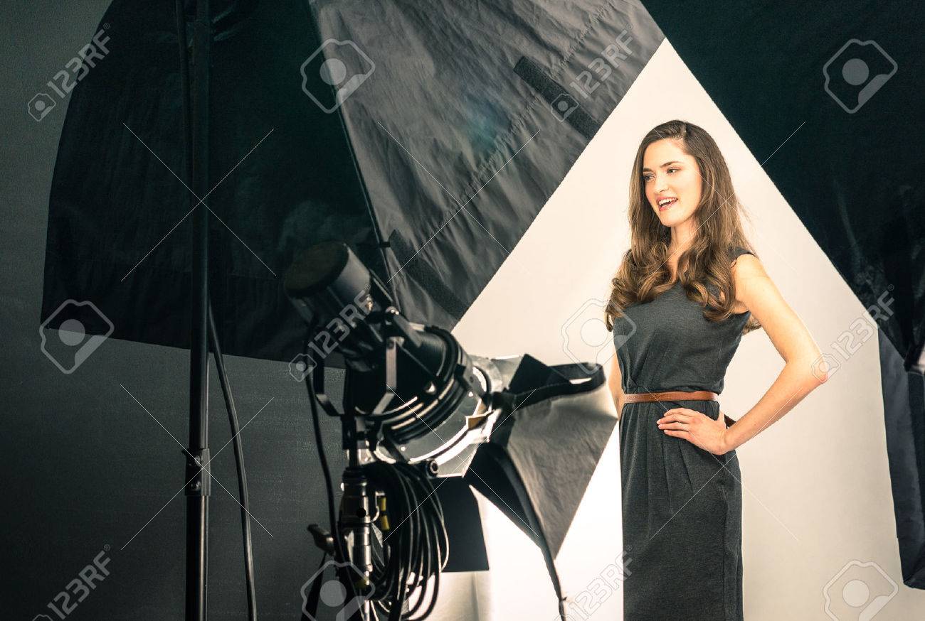 34419171-jonge-vrouwelijke-model-bij-foto-opnamen